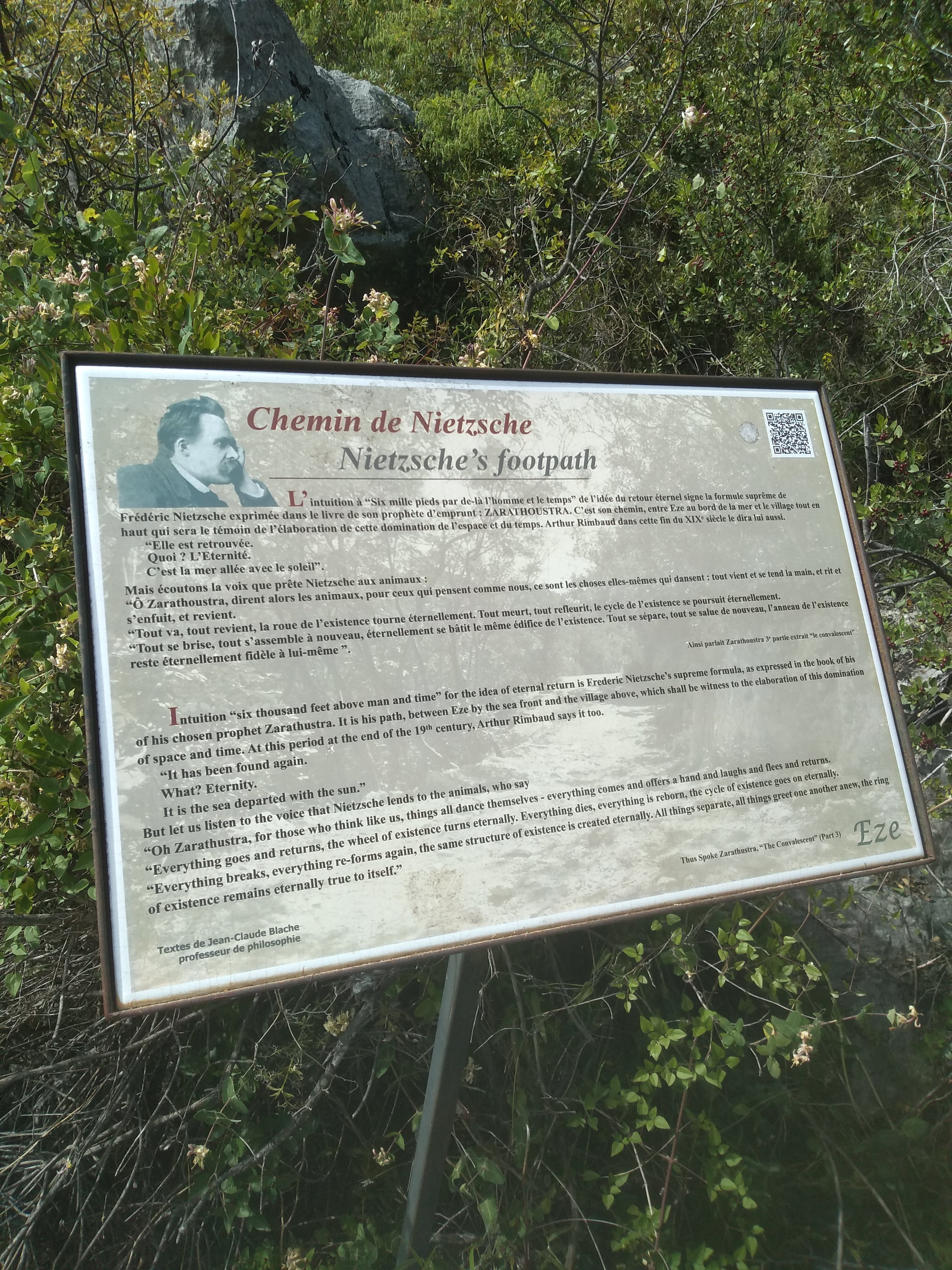 Nietzsche-ösvény Èze-ben – kilátás a Francia Riviérára a meredek gyalogtúra közben