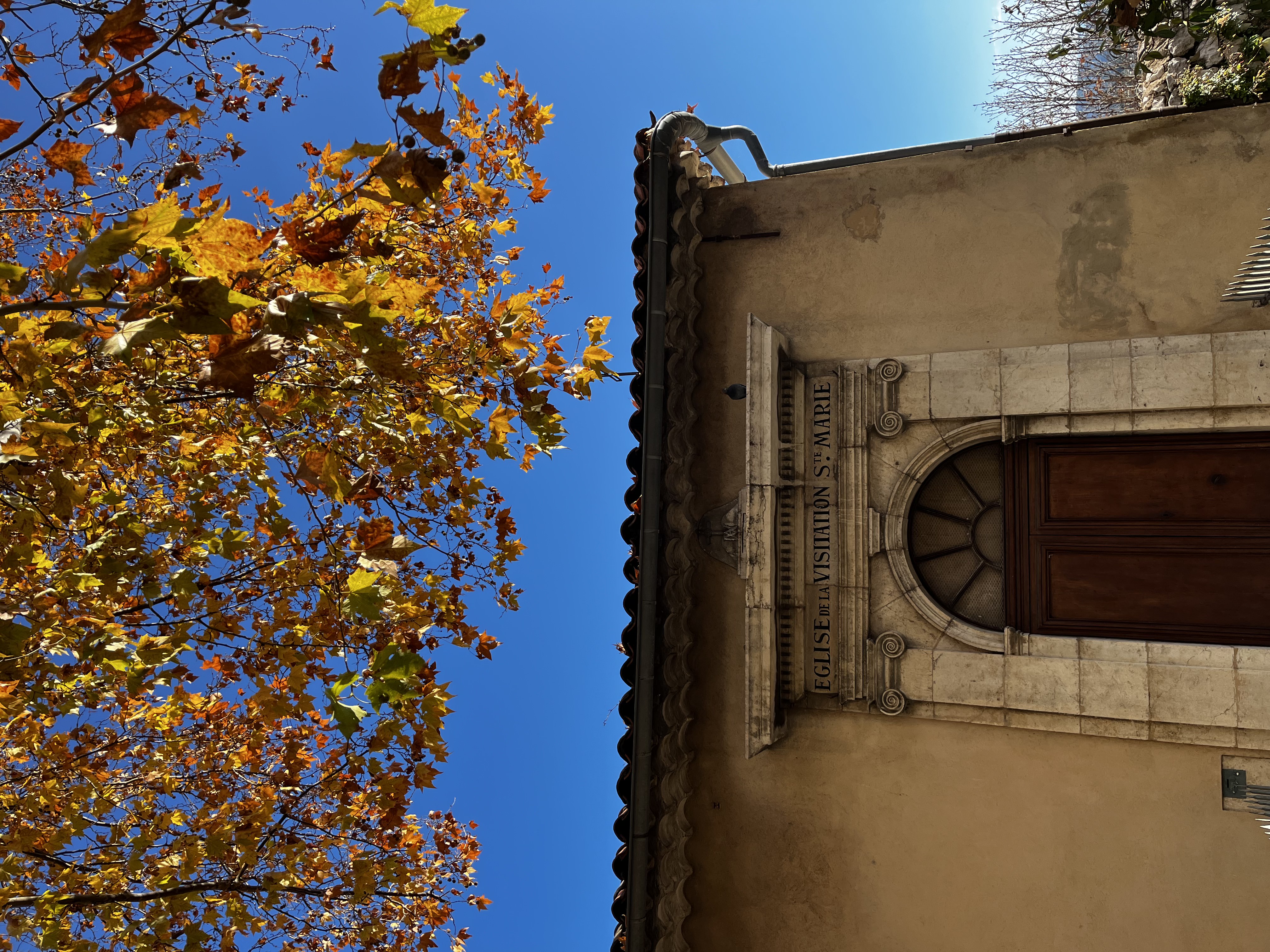 Grasse városképe decemberben