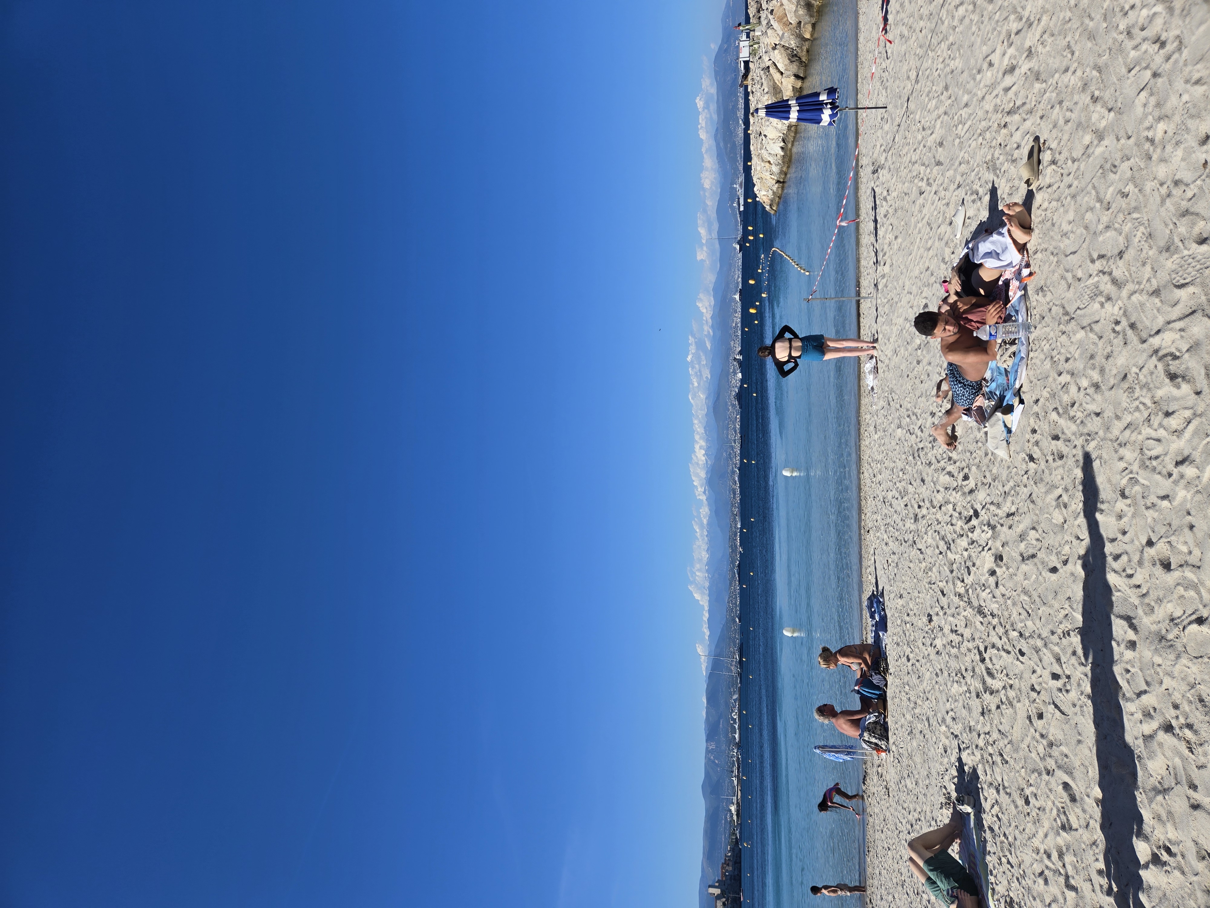 La Plage de la Salis Antibes – homokos strand azúrkék vízzel